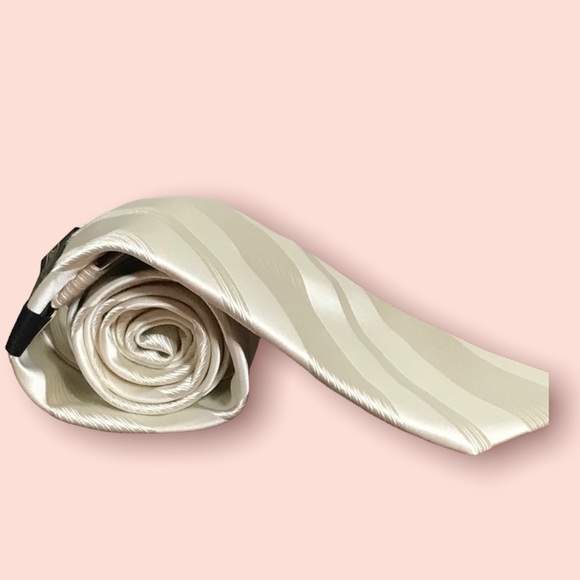 New Donald Trump White Cream Necktie - Picture 4 of 8